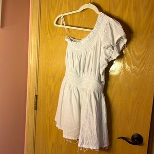 White off the shoulder Skylar + Madison dress sz S 👀